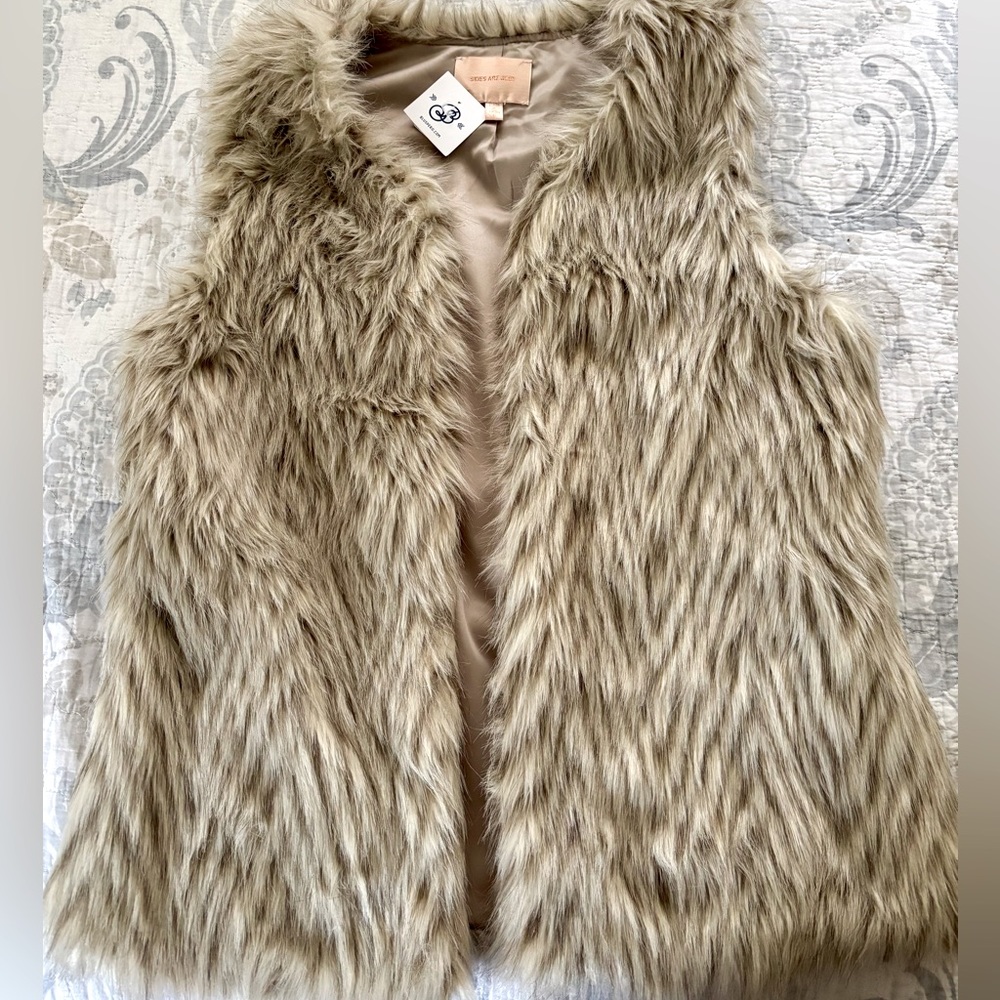 Skies Are Blue NWT Faux Fur Vest in Cream